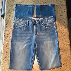 Viral Wannabettabutt Boot Cut YMI Jeans. Size 9